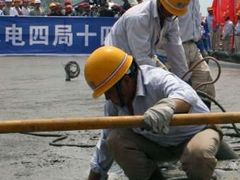 Poslední dávky betonu lijí dělníci do přehrady Tři soutěsky v Číně. Gigantické dílo je po 13 letech hotovo.