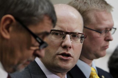 Koalice se shodla na dluhové brzdě, poplatky jsou ze hry