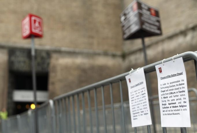 A notice which reads "Closure of Sistine Chapel" is displayed outside the Vatican museum in Rome March 6, 2013. The Sistine Chapel will remain closed to the public from March 5 for the Papal Conclave. REUTERS/Alessandro Bianchi (ITALY - Tags: RELIGION) Published: Bře. 6, 2013, 10:34 dop.