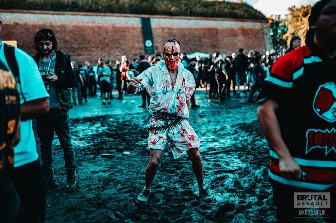 Snímek z prvního dne festivalu Brutal Assault.