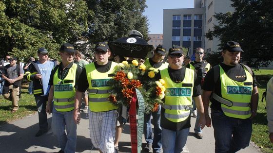 Jak dostat policisty na ulici? Snižte jim platy!