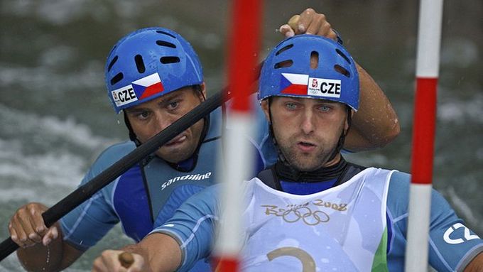 Jaroslav Volf (vpředu) a Ondřej Štěpánek během semifinále deblkanoe na olympijských hrách v Pekingu.