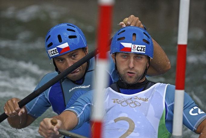 Jaroslav Volf (vpředu) a Ondřej Štěpánek během semifinále deblkanoe na olympijských hrách v Pekingu.