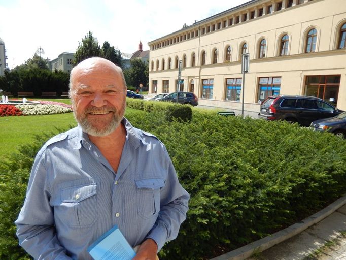 Miroslav Zikmund před budovou bývalého Okresního výboru KSČ v Prostějově, kde se ukrýval před palbou vojáků a kam lidé přenesli tělo zastřeleného Josefa Boháče.