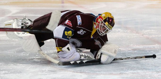 Hokejista klubu HC Sparta Praha Marek Schwarz v prvním kole hokejové Tipsport extraligy 2012/13 s Energií Karlovy Vary.