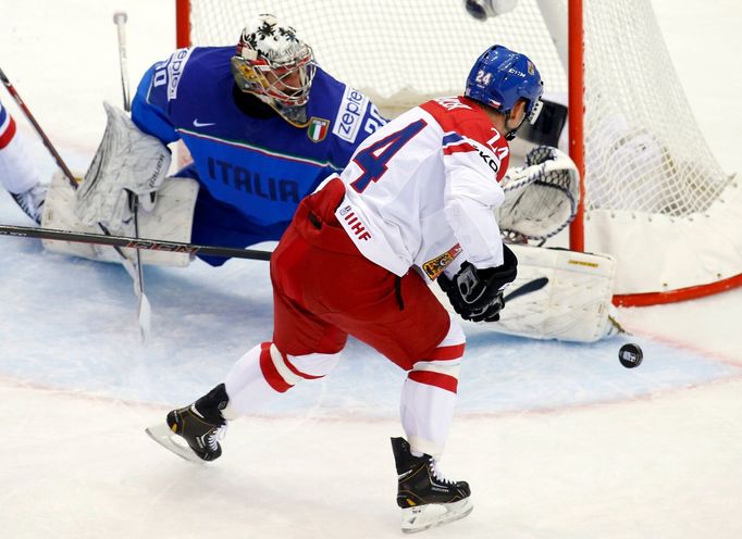 Italy's goalie Daniel Belissimo (L) saves in front of Jiri Hudler of the Czech Republic (R) during the first period of their men's ice hockey World Championship Group A g