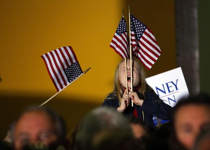 A girl cheers during a campaign event with Republican presidential nominee Mitt Romney at Integrity Windows in Roanoke, Virginia November 1, 2012. REUTERS/Brian Snyder (UNITED STATES - Tags: POLITICS ELECTIONS USA PRESIDENTIAL ELECTION TPX IMAGES OF THE DAY) Published: Lis. 1, 2012, 5:22 odp.