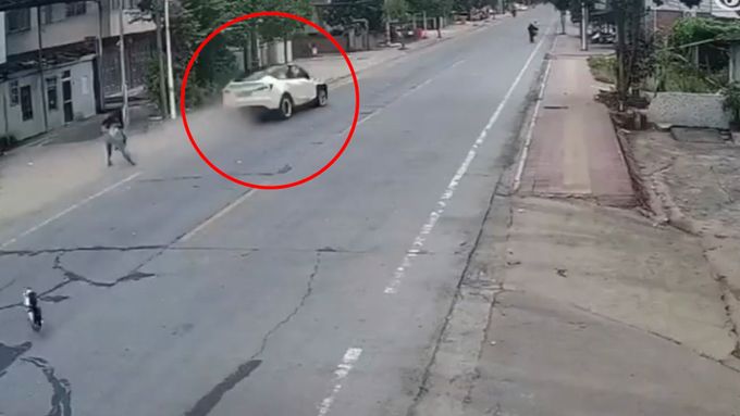 Pouliční kamery zachytily zběsilou jízdu automobilu značky Tesla po ulicích jihočínského města.