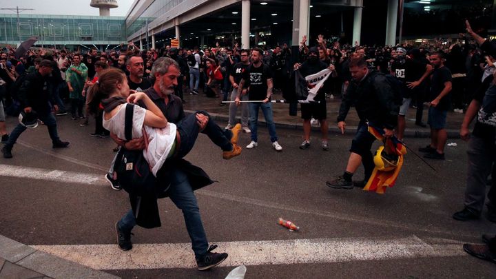 Katalánsko zaplavily protesty. Pondělní demonstrace měly přes sto zraněných