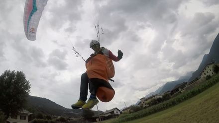 Paraglidista musel kvůli mrakům po svých. Nakonec sletěl a skončil v poli
