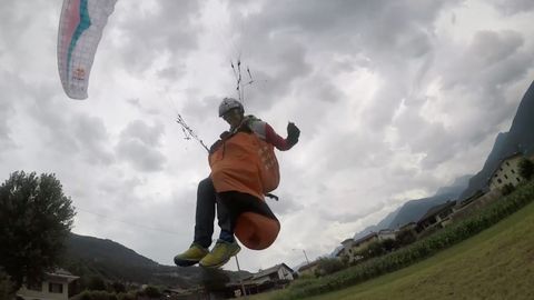 Paraglidista musel kvůli mrakům po svých. Nakonec sletěl a skončil v poli