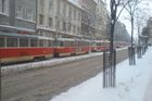 Praha shazovala sníh do Vltavy, na východě dál potíže