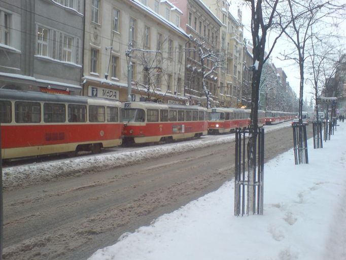 Kolona tramvají v Ječné ulici v Praze, pondělí cca 9:00. "Ječná je opravdu věčná. Tramvaje zde stojí v téměř nekončících kolonách, což je docela rozdíl oproti běžnému stavu, kdy je Ječná plná pouze popojíždějících automobilů," napsal redakci Aktuálně.cz čtenář Petr Novotný