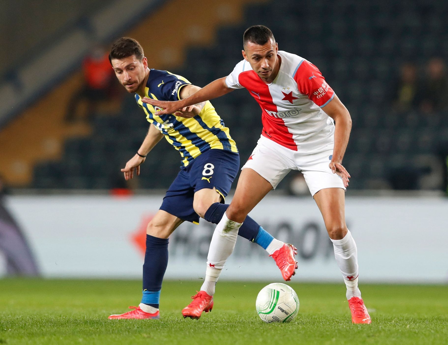 fotbal, Evropská konferenční liga 2021/2022, play off, Fenerbahce - Slavia, Mert Yandas, Ivan Schranz