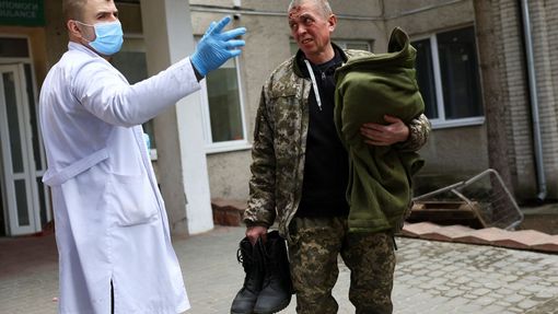 Zraněný voják po ruském útoku na základnu ve městě Javoriv nedaleko polských hranic.