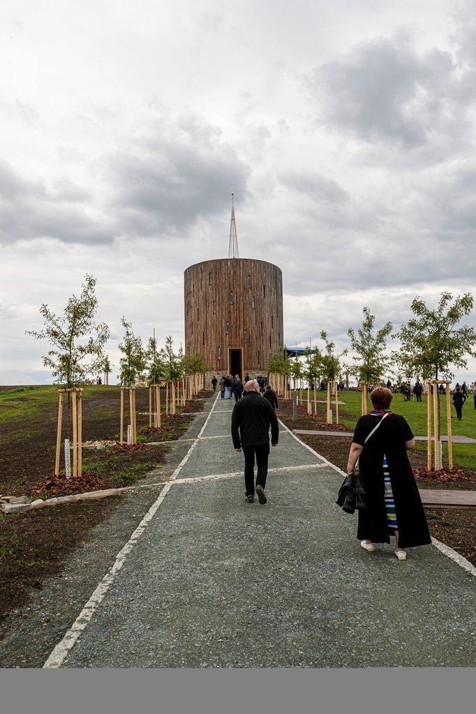 Stavbu obklopuje prstenec křížové cesty, doplněný jabloněmi, které tvoří také alej vedoucí ke kapli a sad za ní navazující na záhumenní.