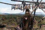 Pravoslavný pop oděný v jelení kůži v osadě Gižiga, která leží v dnešní Magadanské oblasti na Dálném východě. Rok 1901.