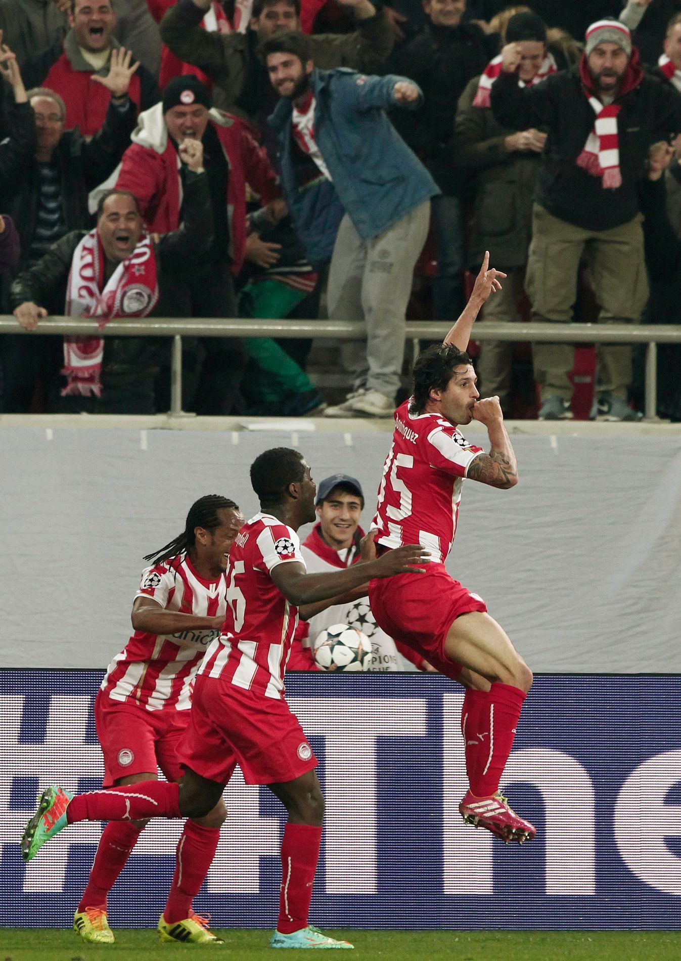 LM, Olympiakos - Man. United: Alejandro Dominguez slaví gól na 1:0