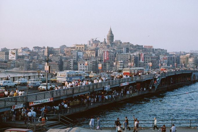 istanbulské ulice bývají plné lidí už od brzkých ranních hodin