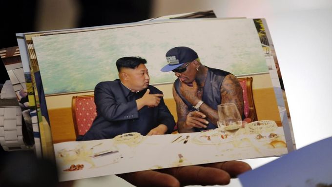 Dennis Rodman ukazuje fotografie ze Severní Koreje, kde navštívil svého "dobrého přítele" Kim Čong-una.