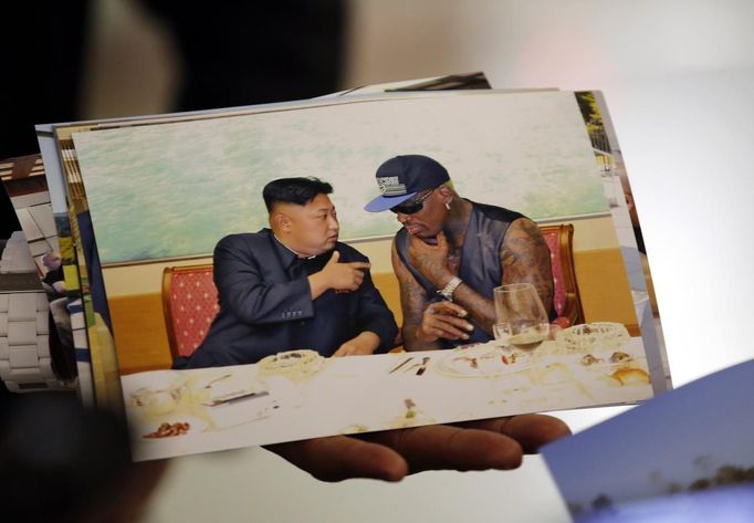 Dennis Rodman ukazuje fotografie ze Severní Koreje, kde navštívil svého "dobrého přítele" Kim Čong-una.