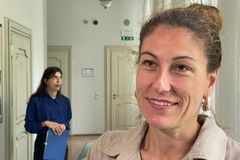 Decroix dokumenty Marvanové stále neposkytla. "Nemohu to udělat," brání se kritice