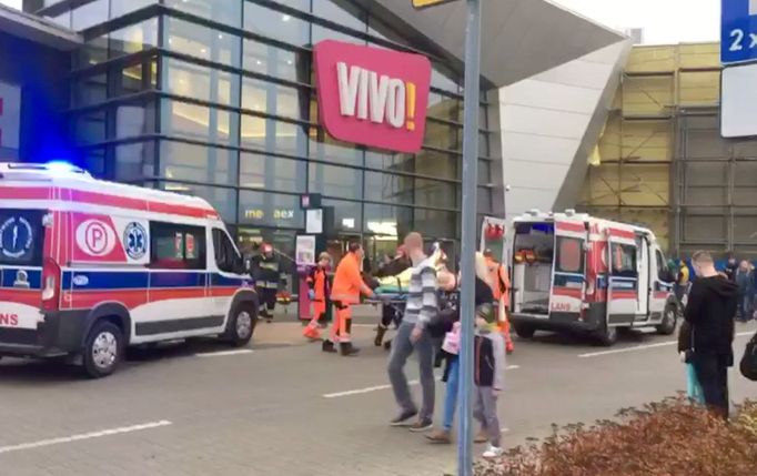 Záchranná služba odváží jednu z obětí útočníka v nákupním centru v polském městě Stalowa Wola.