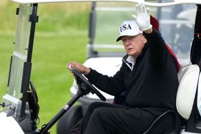 Trumpův superhektický víkend ve Skotsku: 10 momentů golfového "blitzkriegu"
