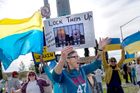 Protestující zahajují hlasité skandování hesel, které zní napříč Anchorage. Na tvářích účastníků se mísí odhodlání a napětí; čas neúprosně odtikává do zahájení očekávané schůzky Trumpa a Putina.
