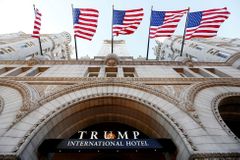 Provozováním hotelů ústavu neporušuji, tvrdí Trump. Soudům vadí, že mu platí cizí diplomaté