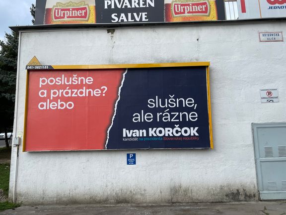 Billboard Ivana Korčoka na sídlišti Sásová naráží na Pellegriniho heslo, že přivede na Slovensko klid.