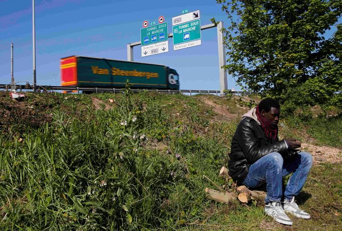 Uprchlíci ve francouzském přístavu Calais.