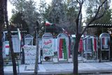 Stopy předchozí války jsou nejlépe vidět na rozsáhlém hřbitově Behešte Zahra na jižním předměstí Teheránu. Pohřbeno je tady na 200 tisíc Íránců, kteří zahynuli během konfliktu s Irákem.