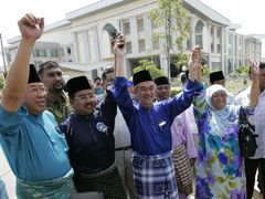 Malajsijský premiér Abdullah Ahmad Badawi (uprostřed v modrém) během předvolební kampaně v Penangu. Všechno dobře dopadne, rozhodně tu vyhrajeme, ujišťoval.