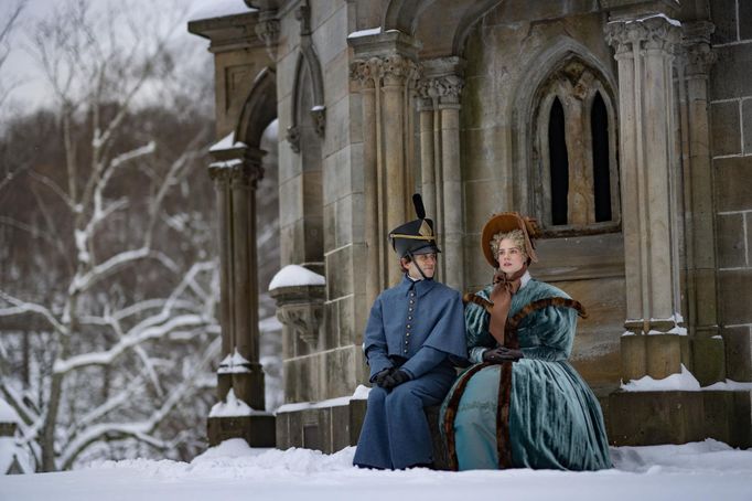 Harry Melling jako Edgar Allen Poe a Lucy Boyntonová coby Lea.