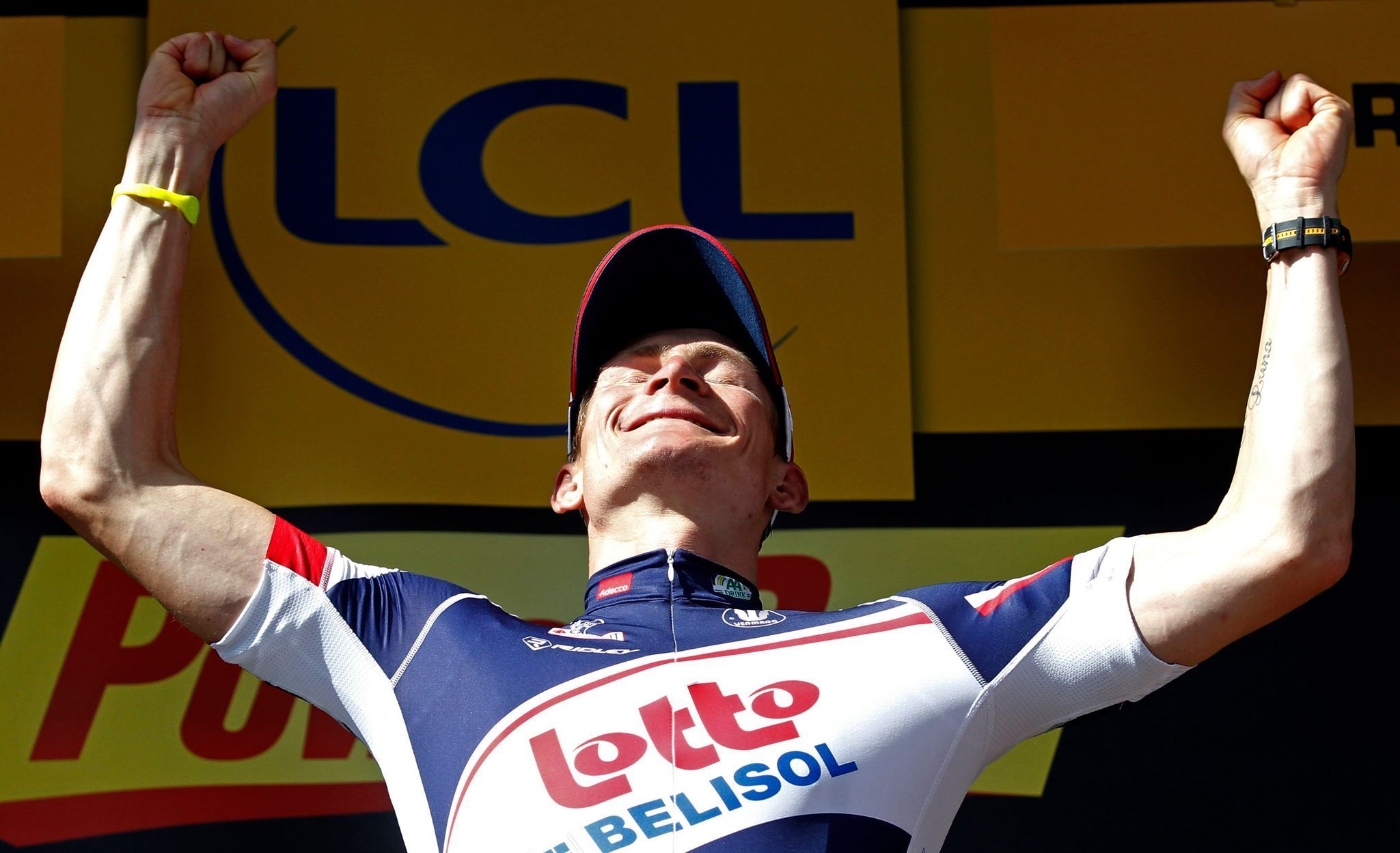 Německý cyklista André Greipel slaví vítězství ve čtvrté etapě Tour de France 2012.