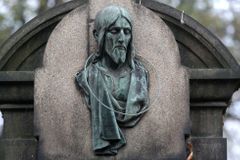 Na hřbitově v Moskvě se popralo přes 200 lidí, došlo i na střelbu. Tři osoby zemřely