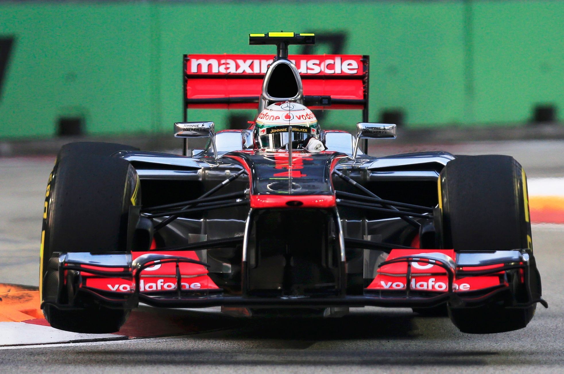 Lewis Hamilton na McLarenu při kvalifikaci na Velkou cenu Singapuru