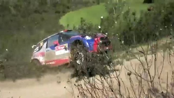 Robert Kubica ve čtvrté RZ Portugalské rallye trochu pročísnul remízek, při čemž si poškodil chladič a pneumatiku. Kvůli zničeným gumám nakonec v soutěži i skončil.