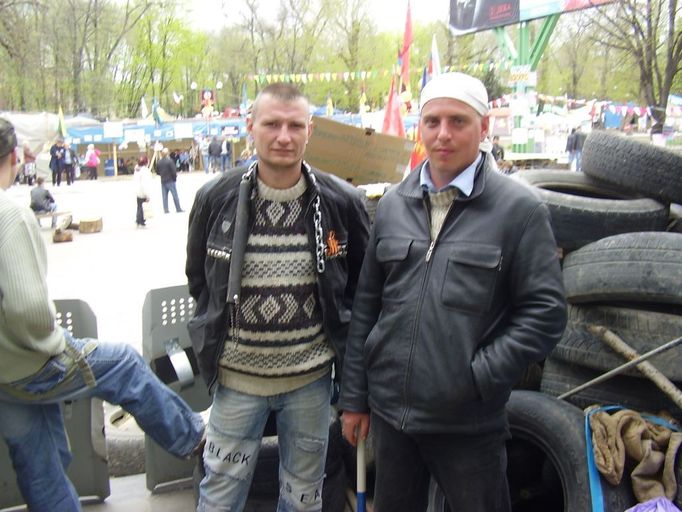 Obránci, kteří dávají pozor na údajné provokatéry. Luhansk, 21. dubna 2014