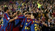 Fotbalisté španělské Barcelony oslavují trefu do sítě Benfiky Lisabon v utkání Ligy mistrů.