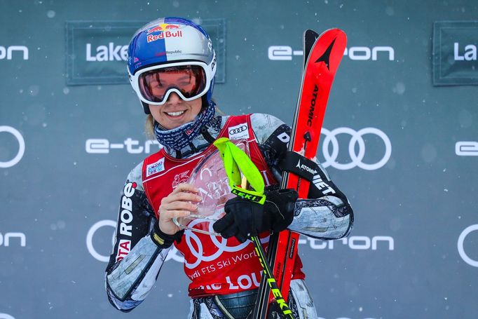 Ester Ledecká v cíli vítězného sjezdu Světícího poháru v Lake Louise