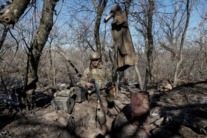 Jak se žije běžným lidem na Ukrajině v oblastech, kde na dohled jsou vedle sebe vládní vojáci a ozbrojenci proruských separatistů.