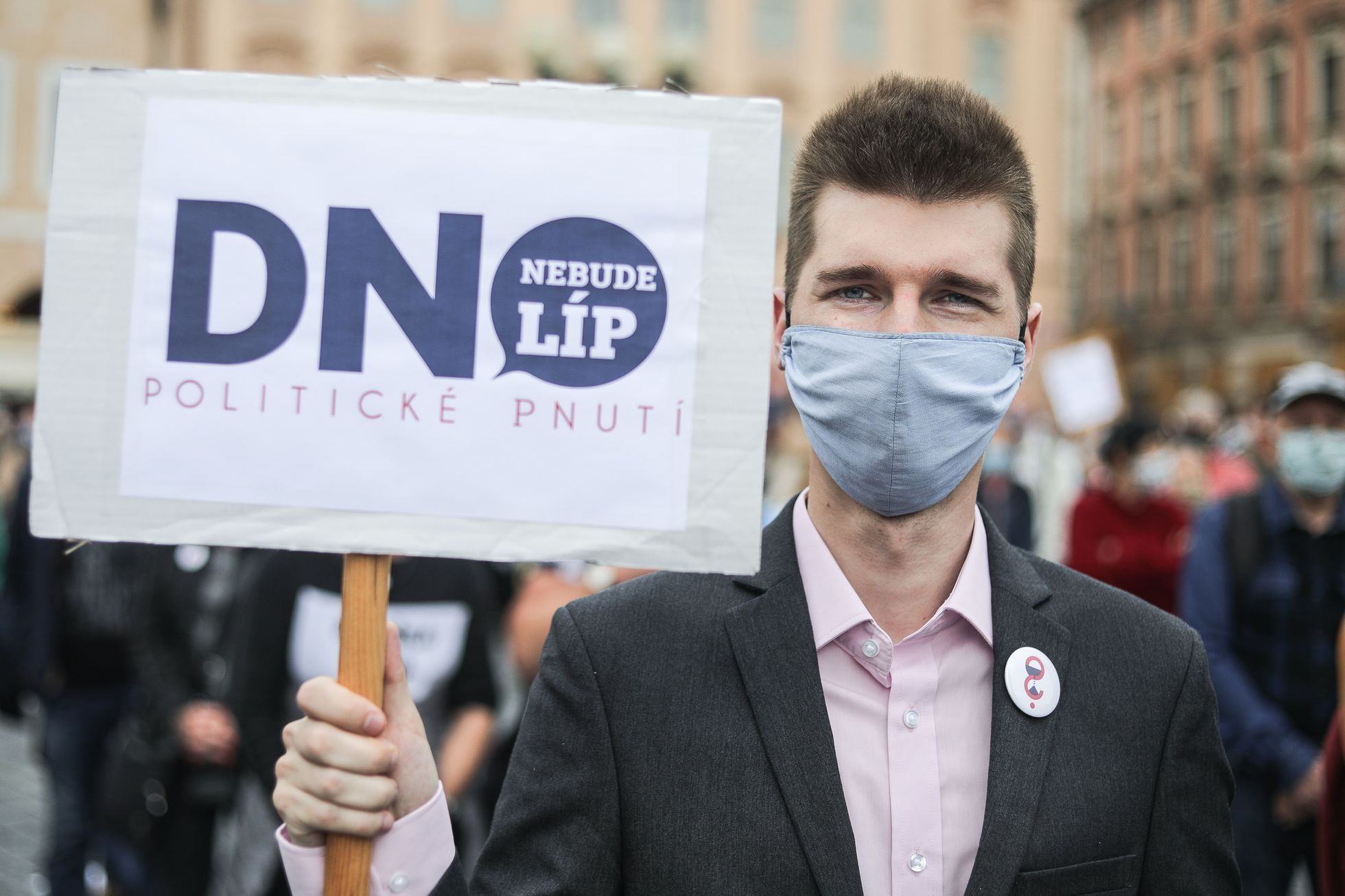 Demonstrace Milion chvilek pro demokracii - roušky, rozestupy, Andrej Babiš
