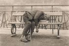 1910 kolem - Zikmund Reach, noclehář na lavičce, kolem roku 1910 (sbírka Scheufler)