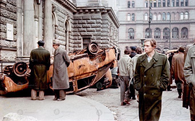 Maďarské lidové povstání. Do následných pouličních bojů se zapojily jednotky sovětské armády,umístěné na území Maďarska.