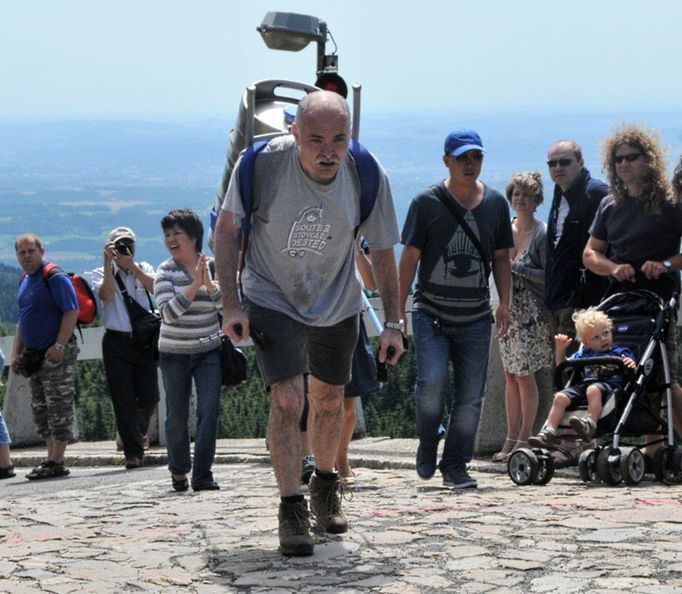 Na Ještědu můžete potkat i šerpu s pivem.