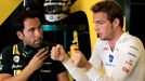 Giedo van der Garde ukazuje inženýrovi Caterhamu, jak skvěle by řídil svoji formuli, kdyby nebyla rozbitá.