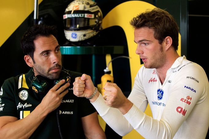 Giedo van der Garde ukazuje inženýrovi Caterhamu, jak skvěle by řídil svoji formuli, kdyby nebyla rozbitá.