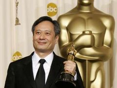 Ang Lee s Oscarem za režii snímku Zkrocená hora